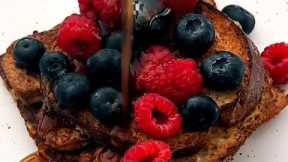 This is how to make some delicious🤤 healthy💪 french toast sticks!! 🍞🍓🫐🍯 #frenchtoaststicks