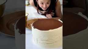 decorating a gold cake for cake picnic #baking